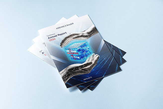 The cover image for the summary of the Annual Report in this issue was produced – as it was last year – with the aid of cutting-edge AI technology, and highlights Koenig & Bauer’s transformation from a traditional press manufacturer to an agile technology company. While last year the focus was directed at ‘Packaging of the future’, this issue places a futuristic Rubik’s Cube at its centre that reveals a clever twist upon closer examination: just a small turn and the word “Change” is transformed to “Chance” – a symbolic reminder that transformation and opportunity are inextricably linked. But the cube doesn’t stop at just once chance – the more it’s turned, the more new chances and changes come to light. And this is exactly how artificial intelligence is opening up more and more new potential and new perspectives. This visual effect is emblematic of Koenig & Bauer’s philosophy: change is the new constant in the history of a company that has been thriving on new challenges, driving innovation and actively seizing opportunities for more than 200 years. (1)