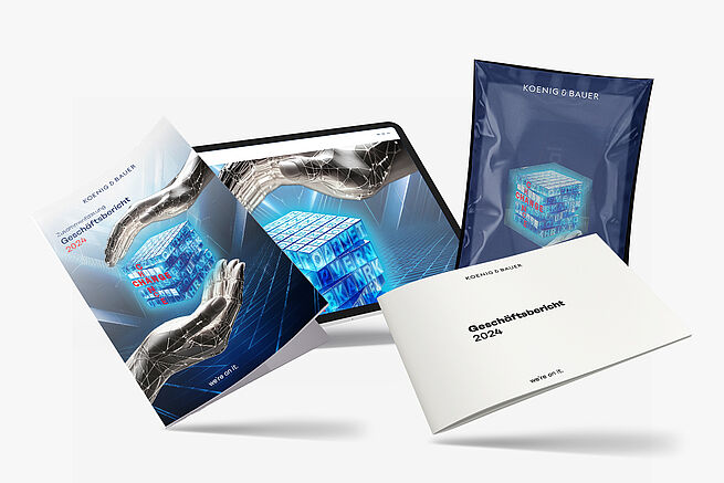 Foto 3: Das besondere Auspackerlebnis Unsere modulare, digitale und nachhaltige Berichterstattung Den steigenden Anforderungen bezüglich Transparenz, Barrierefreiheit und Digitalisierung folgend, haben wir die Berichterstattung in zwei Module aufgeteilt: Modul 1: Die Geschäftsberichtszusammenfassung fasst die wichtigsten Kapitel unseres Geschäftsberichts 2024 zusammen und verdeutlicht mit der Imagestrecke unter dem Motto „ChanGe/ChanCe“ unser seit über 200 Jahren gelebtes Handeln. Denn Koenig & Bauer hat sich stets neuen Herausforderungen gestellt, Innovationen vorangetrieben und Chancen genutzt – heute sind Wandel und Möglichkeiten enger verknüpft als je zuvor. Veränderung ist mehr als eine äußere Herausforderung, sondern eine aktiv zu gestaltende Möglichkeit, denn bereits ein einziger Buchstabe kann den Unterschied machen und „ChanCe“ in „ChanGe“ verwandeln – ein Sinnbild dafür, wie kleine Anpassungen große Wirkung entfalten können. Wie in den Vorjahren bieten wir Ihnen ein besonderes Auspackerlebnis, indem wir diese Zusammenfassung in einer nachhaltigen, flexiblen Versandtasche präsentieren. Modul 2: Den vollständigen Geschäftsbericht 2024 mit allen Zahlen und Daten finden Sie unter annualreport.koenig-bauer.com. Auf Wunsch senden wir Ihnen ein gedrucktes Exemplar zu. (3)